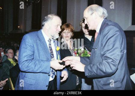 Präsentation der Pin for Haarlem Promotion an Judo-Trainer Cor van der Geest, Haarlem, Niederlande, 08-03-1999, Whizgle Dutch News: Historische Bilder zugeschnitten auf die Zukunft. Erkunden Sie die Vergangenheit der Niederlande mit modernen Perspektiven durch Bilder von niederländischen Agenturen. Verbinden der Ereignisse von gestern mit den Erkenntnissen von morgen. Begeben Sie sich auf eine zeitlose Reise mit Geschichten, die unsere Zukunft prägen. Stockfoto