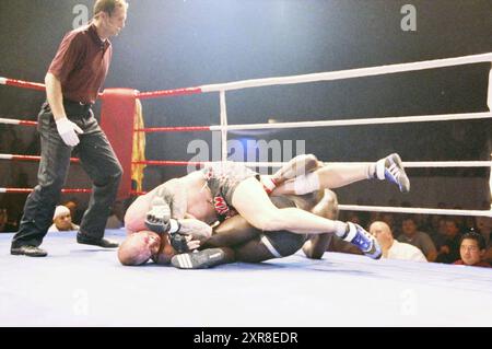 Free Fight Gala Haarlem, Haarlem, Niederlande, 20-10-2001, Whizgle Dutch News: Historische Bilder zugeschnitten auf die Zukunft. Erkunden Sie die Vergangenheit der Niederlande mit modernen Perspektiven durch Bilder von niederländischen Agenturen. Verbinden der Ereignisse von gestern mit den Erkenntnissen von morgen. Begeben Sie sich auf eine zeitlose Reise mit Geschichten, die unsere Zukunft prägen. Stockfoto