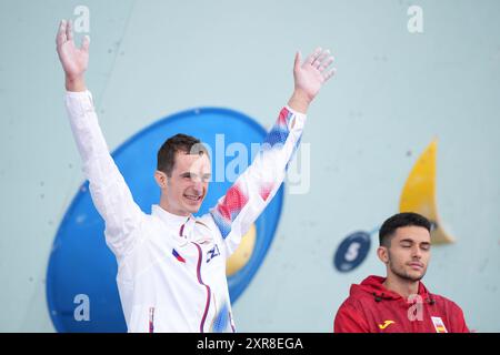 Paris, Frankreich. August 2024. Adam Ondra aus der Tschechischen Republik verließ und Alberto Gines Lopez (ESP) vor dem Start des Sports Climbing Men's Combined Final - Boulder bei den Olympischen Spielen in Paris, Frankreich, am 9. August 2024. Quelle: Jaroslav Svoboda/CTK Photo/Alamy Live News Stockfoto