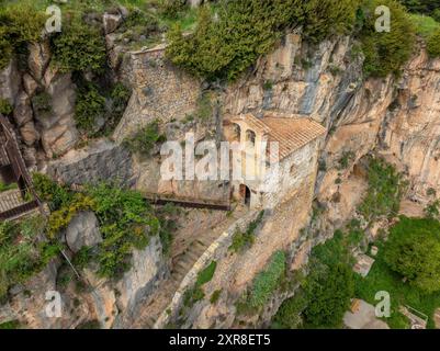 Aus der Vogelperspektive der Kirche Santa Maria de Montgrony, eingebettet in die Felsen und Klippen des Montgrony-Gebirges (Ripollès, Girona, Katalonien Spanien) Stockfoto