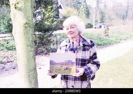 Mrs. Meijer + Painting, 24.03.1997, Whizgle Dutch News: Historische Bilder zugeschnitten auf die Zukunft. Erkunden Sie die Vergangenheit der Niederlande mit modernen Perspektiven durch Bilder von niederländischen Agenturen. Verbinden der Ereignisse von gestern mit den Erkenntnissen von morgen. Begeben Sie sich auf eine zeitlose Reise mit Geschichten, die unsere Zukunft prägen. Stockfoto