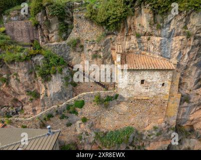 Aus der Vogelperspektive der Kirche Santa Maria de Montgrony, eingebettet in die Felsen und Klippen des Montgrony-Gebirges (Ripollès, Girona, Katalonien Spanien) Stockfoto