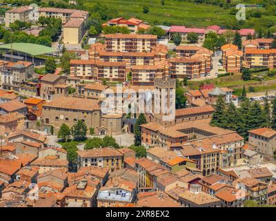 Luftaufnahme der Stadt Ripoll an einem Sommernachmittag (Ripollès, Girona, Katalonien, Spanien, Pyrenäen) ESP: Vista aérea de la ciudad de Ripoll, Gerona Stockfoto