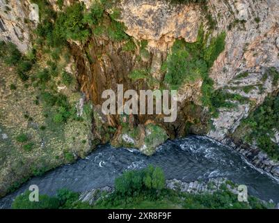 Aus der Vogelperspektive der Collegats-Schlucht und der Felsformation L'Argenteria (Pallars Sobirà, Lleida, Katalonien, Spanien, Pyrenäen) Stockfoto