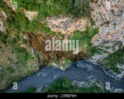 Aus der Vogelperspektive der Collegats-Schlucht und der Felsformation L'Argenteria (Pallars Sobirà, Lleida, Katalonien, Spanien, Pyrenäen) Stockfoto