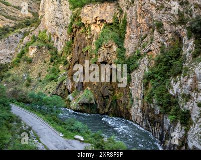 Aus der Vogelperspektive der Collegats-Schlucht und der Felsformation L'Argenteria (Pallars Sobirà, Lleida, Katalonien, Spanien, Pyrenäen) Stockfoto