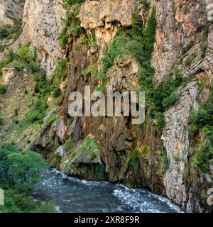 Aus der Vogelperspektive der Collegats-Schlucht und der Felsformation L'Argenteria (Pallars Sobirà, Lleida, Katalonien, Spanien, Pyrenäen) Stockfoto