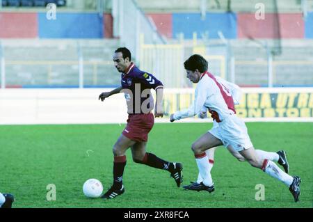 Fußballspiel Haarlem - Ajax, Haarlem, Jan Gijzenkade, Niederlande, 01-12-1999, Whizgle Dutch News: historische Bilder für die Zukunft. Erkunden Sie die Vergangenheit der Niederlande mit modernen Perspektiven durch Bilder von niederländischen Agenturen. Verbinden der Ereignisse von gestern mit den Erkenntnissen von morgen. Begeben Sie sich auf eine zeitlose Reise mit Geschichten, die unsere Zukunft prägen. Stockfoto