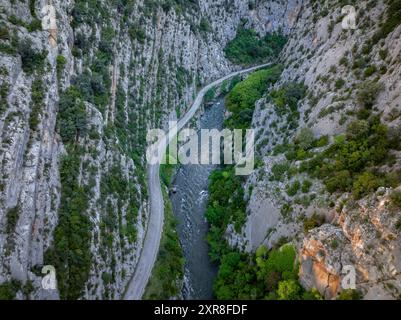 Aus der Vogelperspektive der Collegats-Schlucht und des Flusses Noguera Pallaresa (Pallars Sobirà, Lleida, Katalonien, Spanien, Pyrenäen) Stockfoto