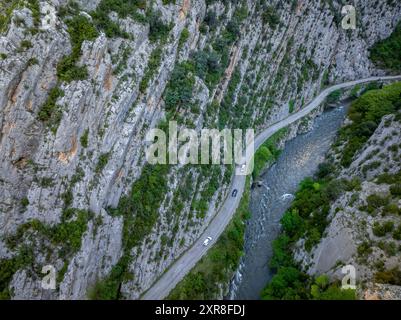 Aus der Vogelperspektive der Collegats-Schlucht und des Flusses Noguera Pallaresa (Pallars Sobirà, Lleida, Katalonien, Spanien, Pyrenäen) Stockfoto