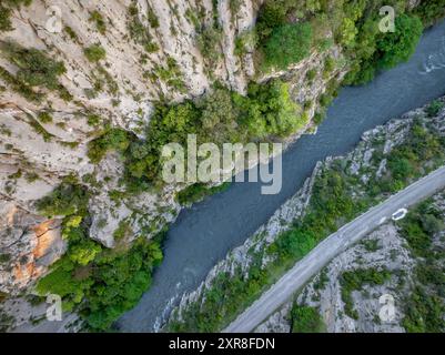 Aus der Vogelperspektive der Collegats-Schlucht und des Flusses Noguera Pallaresa (Pallars Sobirà, Lleida, Katalonien, Spanien, Pyrenäen) Stockfoto