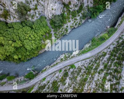 Aus der Vogelperspektive der Collegats-Schlucht und des Flusses Noguera Pallaresa (Pallars Sobirà, Lleida, Katalonien, Spanien, Pyrenäen) Stockfoto