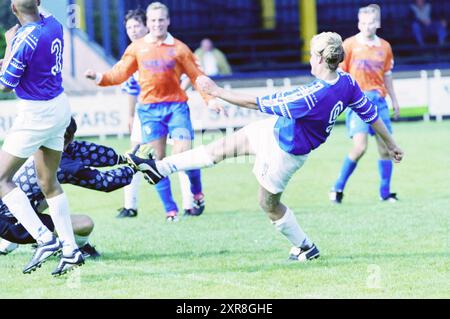 Stormvogels Football Match, IJmuiden, Niederlande, 18-09-1999, Whizgle Dutch News: Historische Bilder für die Zukunft. Erkunden Sie die Vergangenheit der Niederlande mit modernen Perspektiven durch Bilder von niederländischen Agenturen. Verbinden der Ereignisse von gestern mit den Erkenntnissen von morgen. Begeben Sie sich auf eine zeitlose Reise mit Geschichten, die unsere Zukunft prägen. Stockfoto