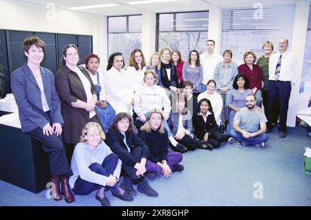 Gruppen Haarlem Zilveren Kruis, Achmea, Haarlem, Niederlande, 08-11-2000, Whizgle Dutch News: historische Bilder für die Zukunft. Erkunden Sie die Vergangenheit der Niederlande mit modernen Perspektiven durch Bilder von niederländischen Agenturen. Verbinden der Ereignisse von gestern mit den Erkenntnissen von morgen. Begeben Sie sich auf eine zeitlose Reise mit Geschichten, die unsere Zukunft prägen. Stockfoto