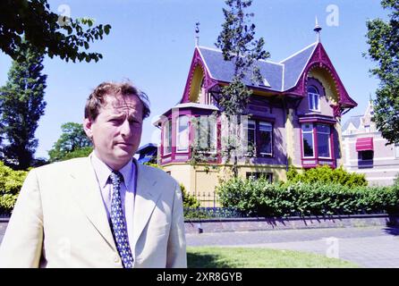 Mr. Prince in Florapark Buildings, Haarlem, Florapark, Niederlande, 18-06-2000, Whizgle Dutch News: historische Bilder für die Zukunft. Erkunden Sie die Vergangenheit der Niederlande mit modernen Perspektiven durch Bilder von niederländischen Agenturen. Verbinden der Ereignisse von gestern mit den Erkenntnissen von morgen. Begeben Sie sich auf eine zeitlose Reise mit Geschichten, die unsere Zukunft prägen. Stockfoto