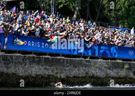 Paris, Frankreich. August 2024. Fans beim Marathon Schwimmen 10 km Männer bei den Olympischen Spielen 2024 in Paris (Frankreich), 09. August 2024. Quelle: Insidefoto di andrea staccioli/Alamy Live News Stockfoto