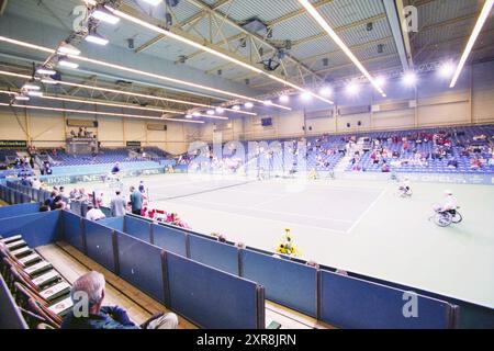 Rollstuhltennis in der Sporthalle mit Festlichkeiten in der Lobby, 00-09-1996, Whizgle Dutch News: Historische Bilder zugeschnitten auf die Zukunft. Erkunden Sie die Vergangenheit der Niederlande mit modernen Perspektiven durch Bilder von niederländischen Agenturen. Verbinden der Ereignisse von gestern mit den Erkenntnissen von morgen. Begeben Sie sich auf eine zeitlose Reise mit Geschichten, die unsere Zukunft prägen. Stockfoto