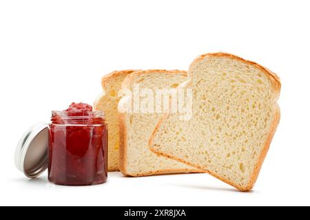 Weiße Brotscheiben mit Erdbeermarmelade auf weißem Hintergrund. Stockfoto