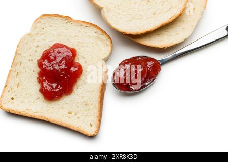 Weiße Brotscheiben mit Erdbeermarmelade auf weißem Hintergrund. Draufsicht. Stockfoto