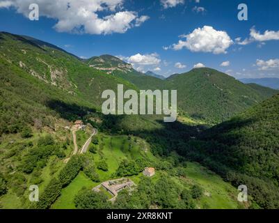 Aus der Vogelperspektive auf die Überreste der antiken Burg von Mataplana im Montgrony (Ripollès, Girona, Katalonien, Spanien, Pyrenäen) Stockfoto