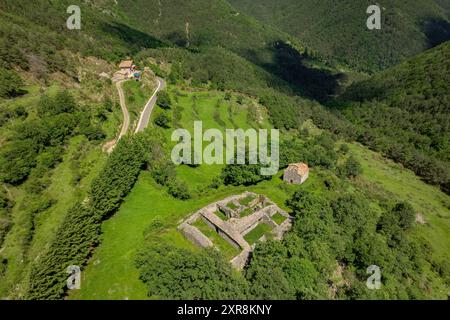 Aus der Vogelperspektive auf die Überreste der antiken Burg von Mataplana im Montgrony (Ripollès, Girona, Katalonien, Spanien, Pyrenäen) Stockfoto