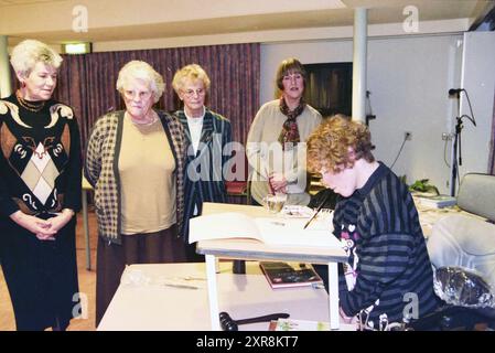 Demo Mouth Painting, Velserbroek, 18-02-1997, Whizgle Dutch News: Historical Images Tailored for the Future. Erkunden Sie die Vergangenheit der Niederlande mit modernen Perspektiven durch Bilder von niederländischen Agenturen. Verbinden der Ereignisse von gestern mit den Erkenntnissen von morgen. Begeben Sie sich auf eine zeitlose Reise mit Geschichten, die unsere Zukunft prägen. Stockfoto