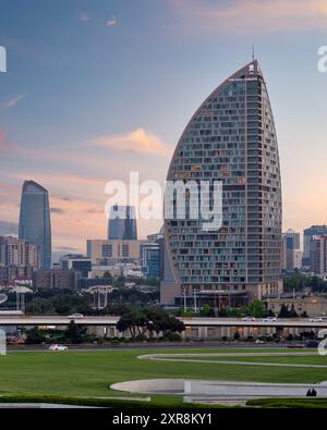 Ein atemberaubender Blick auf das Ritz Carlton Hotel mit seiner einzigartigen Architektur, während die Sonne über Bakus Skyline, Aserbaidschan, untergeht Stockfoto