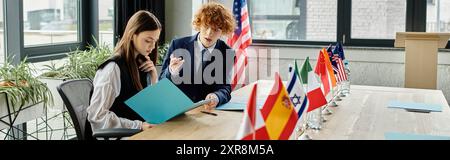 Zwei Teenager nehmen an der Model UN-Debatte Teil, die das globale Verständnis fördert. Stockfoto