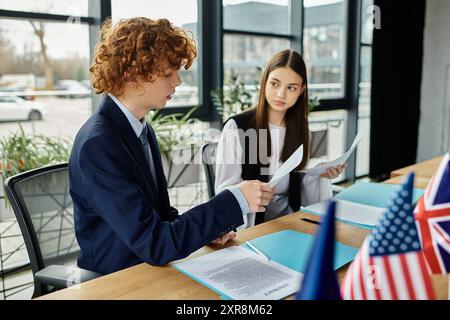 Teenager treten Model UN bei, analysieren Dokumente, diskutieren globale Probleme. Stockfoto