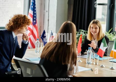 Teenager beteiligen sich an Modell UN mit Länderflaggen. Stockfoto