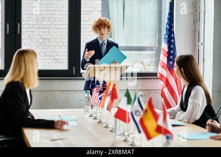 Jugendliche nehmen an einer UN-Modellkonferenz Teil, auf der globale Themen diskutiert werden. Stockfoto