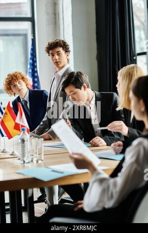 Teenager treten Model UN bei und diskutieren globale Themen. Stockfoto