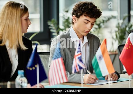 Zwei Teenager nehmen an einer Model UN-Konferenz Teil, diskutieren globale Angelegenheiten. Stockfoto