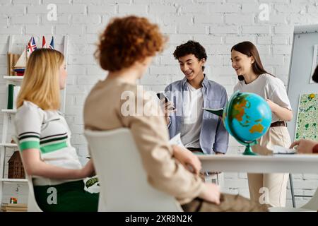 Teenager nehmen an einem UN-Modell Teil, führen animierte Gespräche und zeigen eine Welt. Stockfoto