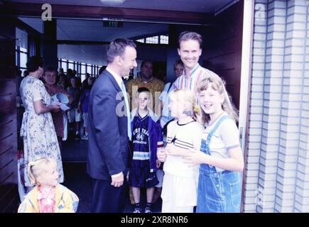 Farewell Rev. De Boer, Velserbroek, 26.06.1999, Whizgle Dutch News: Historical Images Tailored for the Future. Erkunden Sie die Vergangenheit der Niederlande mit modernen Perspektiven durch Bilder von niederländischen Agenturen. Verbinden der Ereignisse von gestern mit den Erkenntnissen von morgen. Begeben Sie sich auf eine zeitlose Reise mit Geschichten, die unsere Zukunft prägen. Stockfoto