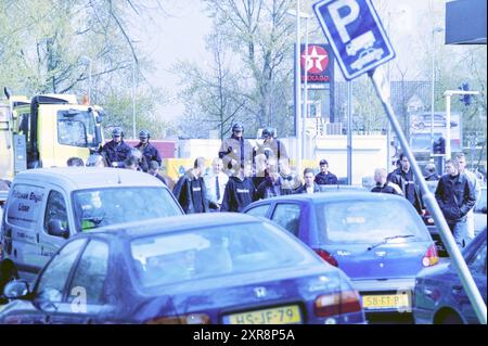 Fußball: Match gestoppt und Unruhen., 30-03-2002, Whizgle Dutch News: Historische Bilder zugeschnitten auf die Zukunft. Erkunden Sie die Vergangenheit der Niederlande mit modernen Perspektiven durch Bilder von niederländischen Agenturen. Verbinden der Ereignisse von gestern mit den Erkenntnissen von morgen. Begeben Sie sich auf eine zeitlose Reise mit Geschichten, die unsere Zukunft prägen. Stockfoto