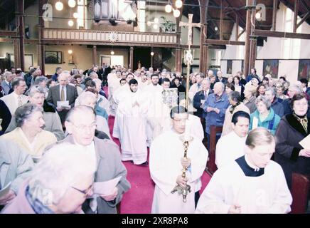 Ordination von vier Diakonen, Heiloo, 24. 03. 1999, Whizgle Dutch News: Historische Bilder zugeschnitten auf die Zukunft. Erkunden Sie die Vergangenheit der Niederlande mit modernen Perspektiven durch Bilder von niederländischen Agenturen. Verbinden der Ereignisse von gestern mit den Erkenntnissen von morgen. Begeben Sie sich auf eine zeitlose Reise mit Geschichten, die unsere Zukunft prägen. Stockfoto