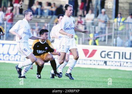Football Match Telstar - Utrecht, Velsen, 10-08-1998, Whizgle Dutch News: Historische Bilder für die Zukunft. Erkunden Sie die Vergangenheit der Niederlande mit modernen Perspektiven durch Bilder von niederländischen Agenturen. Verbinden der Ereignisse von gestern mit den Erkenntnissen von morgen. Begeben Sie sich auf eine zeitlose Reise mit Geschichten, die unsere Zukunft prägen. Stockfoto