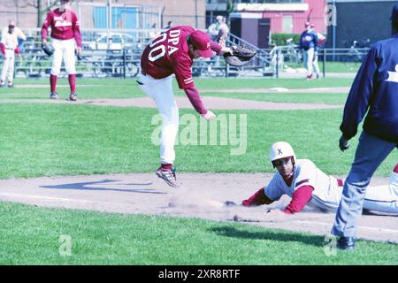 Baseball, Kinheim - Xanthos, 08-04-2000, Whizgle Dutch News: Historical Images Tailored for the Future. Erkunden Sie die Vergangenheit der Niederlande mit modernen Perspektiven durch Bilder von niederländischen Agenturen. Verbinden der Ereignisse von gestern mit den Erkenntnissen von morgen. Begeben Sie sich auf eine zeitlose Reise mit Geschichten, die unsere Zukunft prägen. Stockfoto