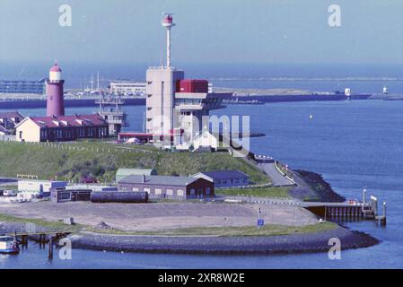 Überblick über Fort Island, Small Lighthouse and Deploy Harbour Office, IJmuiden, IJmuiden, Niederlande, 20-04-1999, Whizgle Dutch News: historische Bilder für die Zukunft. Erkunden Sie die Vergangenheit der Niederlande mit modernen Perspektiven durch Bilder von niederländischen Agenturen. Verbinden der Ereignisse von gestern mit den Erkenntnissen von morgen. Begeben Sie sich auf eine zeitlose Reise mit Geschichten, die unsere Zukunft prägen. Stockfoto