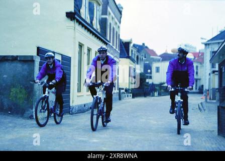 Bike Police, Zandvoort, Zandvoort, 18-02-2001, Whizgle Dutch News: Historische Bilder für die Zukunft. Erkunden Sie die Vergangenheit der Niederlande mit modernen Perspektiven durch Bilder von niederländischen Agenturen. Verbinden der Ereignisse von gestern mit den Erkenntnissen von morgen. Begeben Sie sich auf eine zeitlose Reise mit Geschichten, die unsere Zukunft prägen. Stockfoto