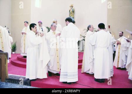 Ordination von vier Diakonen, Heiloo, 24. 03. 1999, Whizgle Dutch News: Historische Bilder zugeschnitten auf die Zukunft. Erkunden Sie die Vergangenheit der Niederlande mit modernen Perspektiven durch Bilder von niederländischen Agenturen. Verbinden der Ereignisse von gestern mit den Erkenntnissen von morgen. Begeben Sie sich auf eine zeitlose Reise mit Geschichten, die unsere Zukunft prägen. Stockfoto