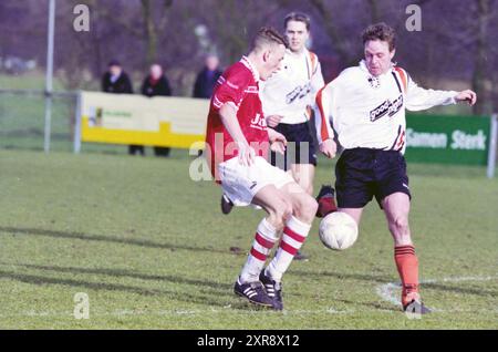 Fußballspiel zwischen HBC und VSV in Heemstede, Whizgle Dutch News: Historische Bilder für die Zukunft. Erkunden Sie die Vergangenheit der Niederlande mit modernen Perspektiven durch Bilder von niederländischen Agenturen. Verbinden der Ereignisse von gestern mit den Erkenntnissen von morgen. Begeben Sie sich auf eine zeitlose Reise mit Geschichten, die unsere Zukunft prägen. Stockfoto