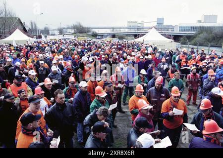 Tarifvertragsklage Hoogovens, IJmuiden, IJmuiden, Niederlande, 21-03-1999, Whizgle Dutch News: historische Bilder für die Zukunft. Erkunden Sie die Vergangenheit der Niederlande mit modernen Perspektiven durch Bilder von niederländischen Agenturen. Verbinden der Ereignisse von gestern mit den Erkenntnissen von morgen. Begeben Sie sich auf eine zeitlose Reise mit Geschichten, die unsere Zukunft prägen. Stockfoto