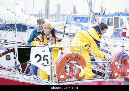 Start des Segelrennens in IJmuiden, IJmuiden, Niederlande, 12-07-1996, Whizgle Dutch News: Historische Bilder zugeschnitten auf die Zukunft. Erkunden Sie die Vergangenheit der Niederlande mit modernen Perspektiven durch Bilder von niederländischen Agenturen. Verbinden der Ereignisse von gestern mit den Erkenntnissen von morgen. Begeben Sie sich auf eine zeitlose Reise mit Geschichten, die unsere Zukunft prägen. Stockfoto