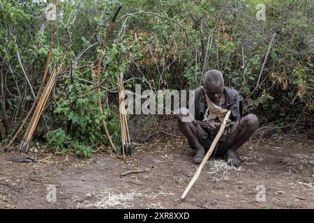 Ältester verbeugen sich mit Pfeilen, Hadzabe-Stamm, Jäger und Sammler, Tansania Stockfoto