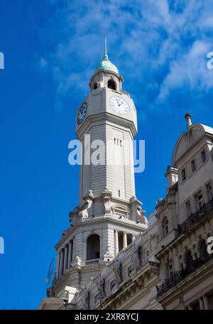 Niedrigwinkelaufnahme des argentinischen Gemeindegebäudes Stockfoto