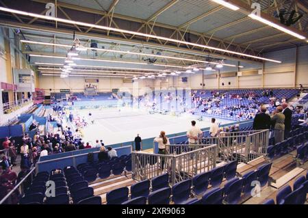 Rollstuhltennis in der Sporthalle mit Festlichkeiten in der Lobby, 00-09-1996, Whizgle Dutch News: Historische Bilder zugeschnitten auf die Zukunft. Erkunden Sie die Vergangenheit der Niederlande mit modernen Perspektiven durch Bilder von niederländischen Agenturen. Verbinden der Ereignisse von gestern mit den Erkenntnissen von morgen. Begeben Sie sich auf eine zeitlose Reise mit Geschichten, die unsere Zukunft prägen. Stockfoto