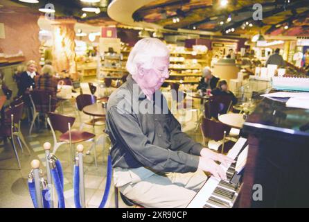 Pianist in AH Soendaplein, H'lem, Haarlem, Niederlande, 22-10-1999, Whizgle Dutch News: historische Bilder für die Zukunft. Erkunden Sie die Vergangenheit der Niederlande mit modernen Perspektiven durch Bilder von niederländischen Agenturen. Verbinden der Ereignisse von gestern mit den Erkenntnissen von morgen. Begeben Sie sich auf eine zeitlose Reise mit Geschichten, die unsere Zukunft prägen. Stockfoto