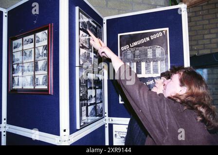 Fotoausstellung Old IJmuiden, 11. 12. 1998, Whizgle Dutch News: Historische Bilder zugeschnitten auf die Zukunft. Erkunden Sie die Vergangenheit der Niederlande mit modernen Perspektiven durch Bilder von niederländischen Agenturen. Verbinden der Ereignisse von gestern mit den Erkenntnissen von morgen. Begeben Sie sich auf eine zeitlose Reise mit Geschichten, die unsere Zukunft prägen. Stockfoto